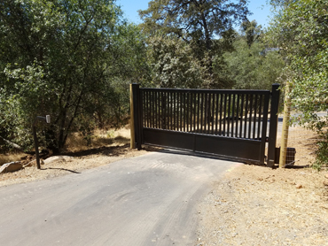 DS Welding & Fabrication residential entrance gate.